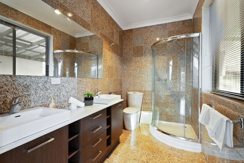 Villa De Marseilles - Melbourne - Accommodation Yamba 2