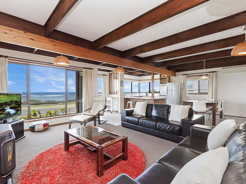 Swimmers Rest - Uninterrupted Panoramic Ocean Views - 1 Bedroom - Accommodation Yamba 1