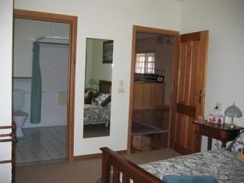 Buttercup Cottage & Private Apartment - Accommodation Yamba 4