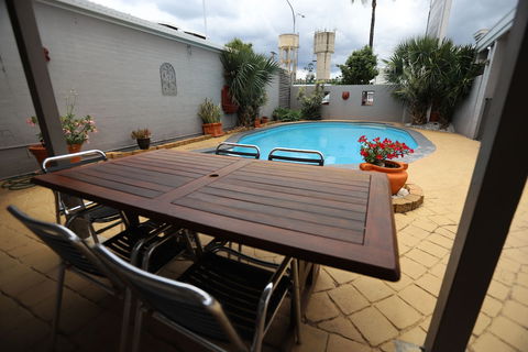 The Town House Motor Inn - Accommodation Yamba 2