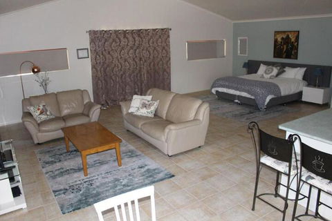 Granite Gardens Cottages & Lake Retreat - Accommodation Yamba 5