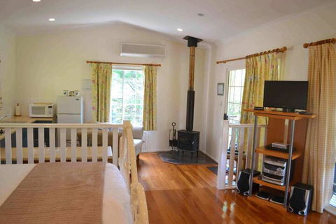 Granite Gardens Cottages & Lake Retreat - Accommodation Yamba 3