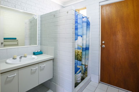 Shark Bay Seafront Apartments - Accommodation Yamba 4