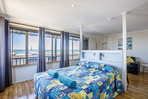 Shark Bay Seafront Apartments - Accommodation Yamba 6