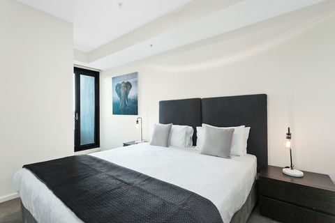 Waterfront Melbourne Apartments - Accommodation Yamba 5