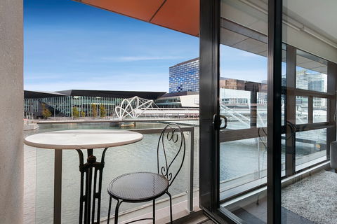 Waterfront Melbourne Apartments - Accommodation Yamba 6