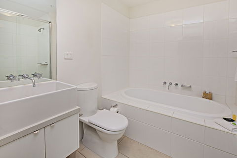 Waterfront Melbourne Apartments - Accommodation Yamba 3
