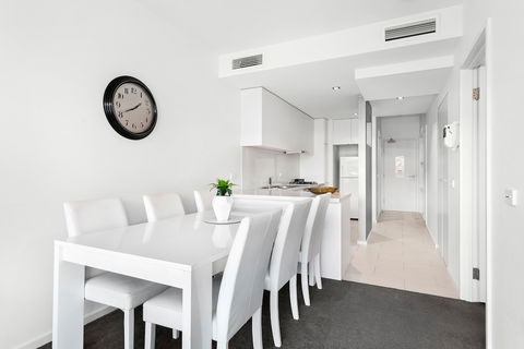 Waterfront Melbourne Apartments - Accommodation Yamba 2