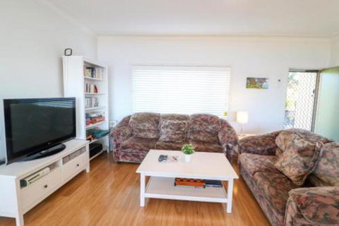 Lakefront Simplicity - Accommodation Yamba 3