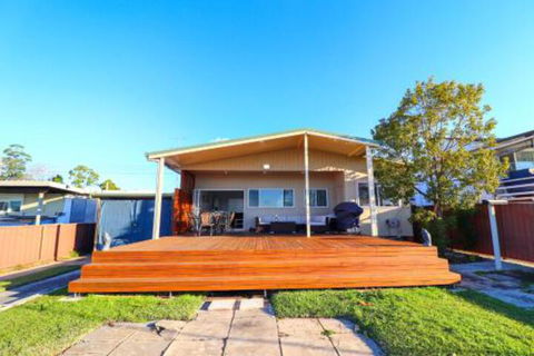 Lakefront Simplicity - Accommodation Yamba 7