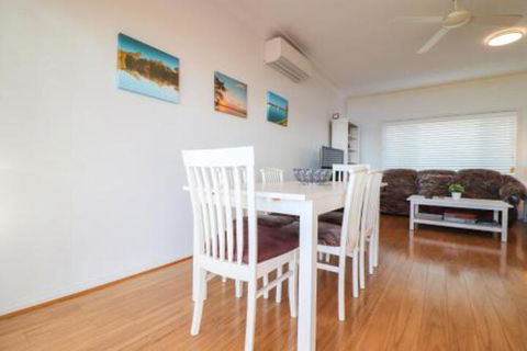Lakefront Simplicity - Accommodation Yamba 4