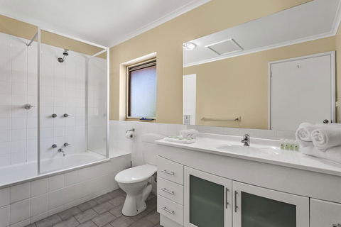 Elphin Motel & Serviced Apartments - Accommodation Yamba 1