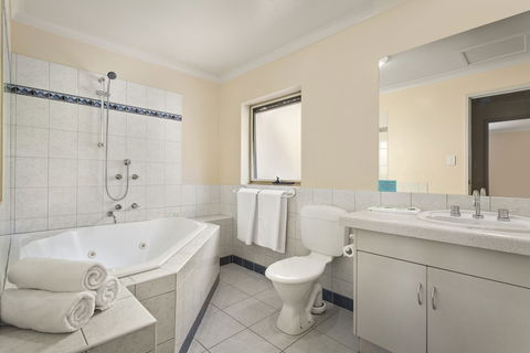 Elphin Motel & Serviced Apartments - Accommodation Yamba 3