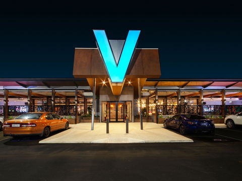 V Hotel - Accommodation Yamba 0