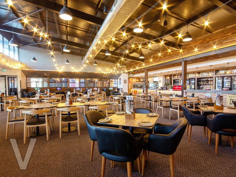 V Hotel - Accommodation Yamba 1