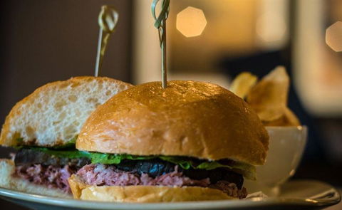 Annata - Accommodation Yamba 7