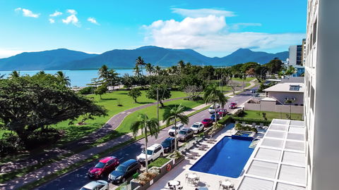 Holiday Inn Cairns Harbourside - Accommodation Yamba 1