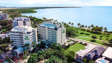 Holiday Inn Cairns Harbourside - Accommodation Yamba 2
