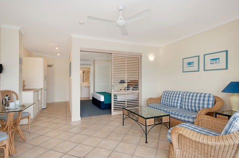 Macrossan House Boutique Holidays Apts - Accommodation Yamba 2