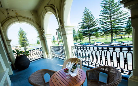 Largs Pier Hotel - Accommodation Yamba 2