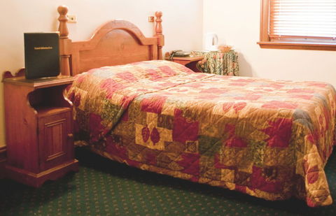 O'Malleys Hotel - Accommodation Yamba 1