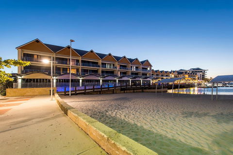 Dolphin Quay Apartment Hotel - Accommodation Yamba 0