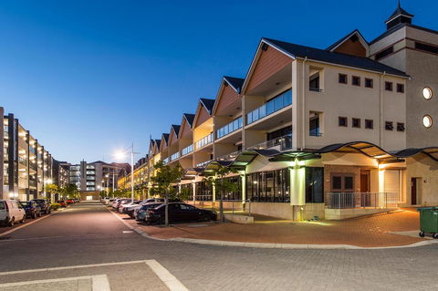 Dolphin Quay Apartment Hotel - Accommodation Yamba 1