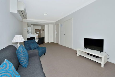 Dolphin Quay Apartment Hotel - Accommodation Yamba 2
