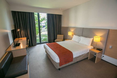 Alpha Hotel Eastern Creek - Accommodation Yamba 2