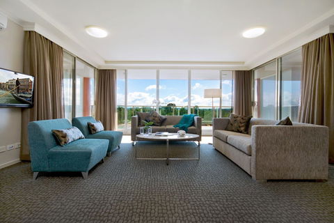 Pacific Suites Canberra - Accommodation Yamba 1