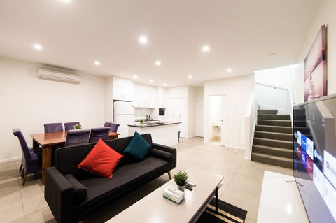 3BR Townhouse Double Garage Walk To Lake Ginninderra - Accommodation Yamba 0