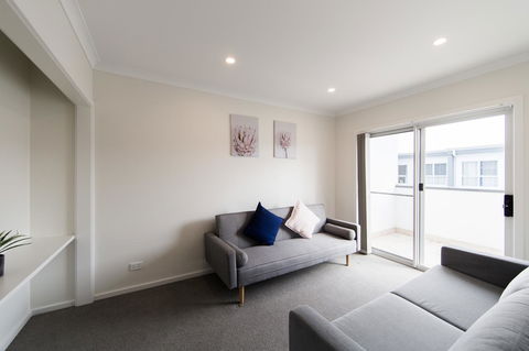 3BR Townhouse Double Garage Walk To Lake Ginninderra - Accommodation Yamba 3