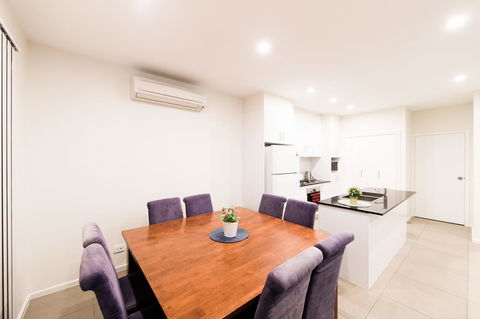3BR Townhouse Double Garage Walk To Lake Ginninderra - Accommodation Yamba 2