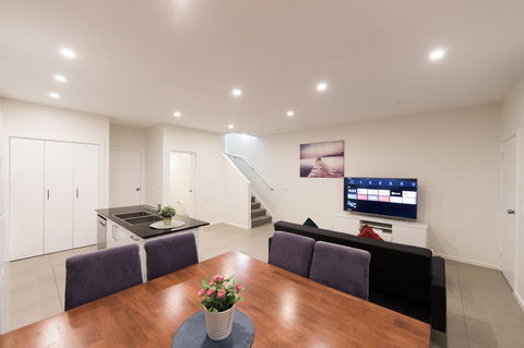 3BR Townhouse Double Garage Walk To Lake Ginninderra - Accommodation Yamba 1