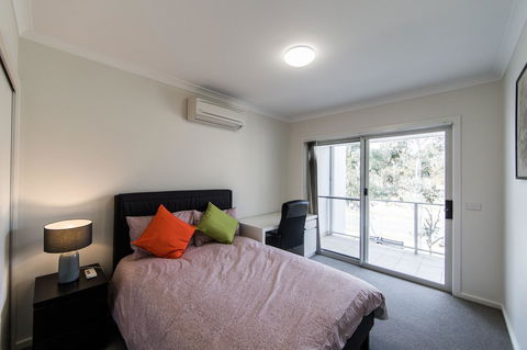 3BR Townhouse Double Garage Walk To Lake Ginninderra - Accommodation Yamba 7