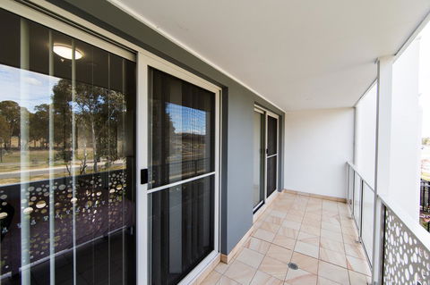 3BR Townhouse Double Garage Walk To Lake Ginninderra - Accommodation Yamba 8