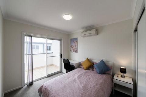 3BR Townhouse Double Garage Walk To Lake Ginninderra - Accommodation Yamba 4