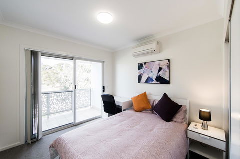 3BR Townhouse Double Garage Walk To Lake Ginninderra - Accommodation Yamba 6