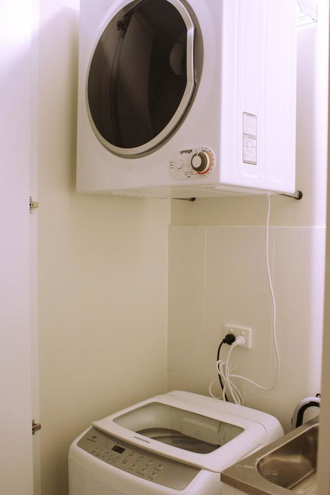 Stylish, Modern, Cute As A Button - Braddon CBD - Accommodation Yamba 7
