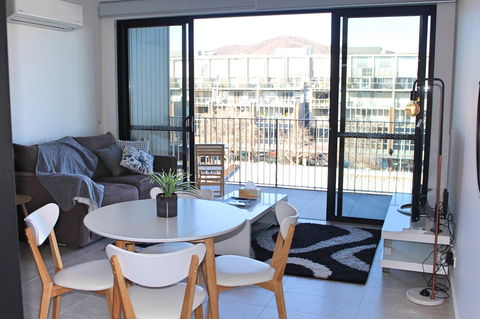 Stylish, Modern, Cute As A Button - Braddon CBD - Accommodation Yamba 5