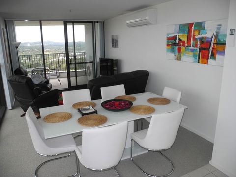 3BR Executive Apartment With Lake And Mountain Views - Accommodation Yamba 8