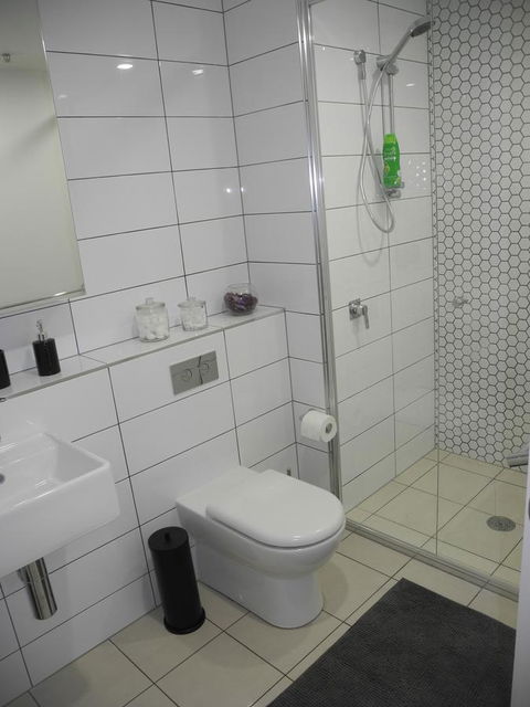 3BR Executive Apartment With Lake And Mountain Views - Accommodation Yamba 18