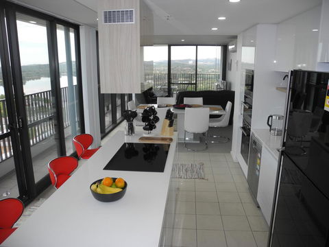 3BR Executive Apartment With Lake And Mountain Views - Accommodation Yamba 9