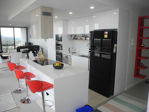 3BR Executive Apartment With Lake And Mountain Views - Accommodation Yamba 7