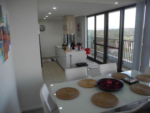 3BR Executive Apartment With Lake And Mountain Views - Accommodation Yamba 17