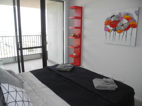 3BR Executive Apartment With Lake And Mountain Views - Accommodation Yamba 3