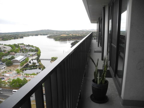 3BR Executive Apartment With Lake And Mountain Views - Accommodation Yamba 11