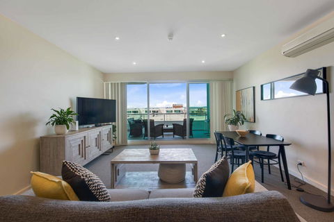 Port Adelaide Executive Waterfront Apartment - Accommodation Yamba 21