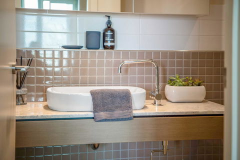 Port Adelaide Executive Waterfront Apartment - Accommodation Yamba 5