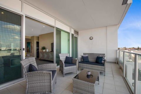 Port Adelaide Executive Waterfront Apartment - Accommodation Yamba 24